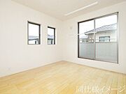 ＼同仕様写真／こちらのお部屋はバルコニーに面しており、日当たり、通風ともに良好です！お布団などもサッと干せて便利ですね！
