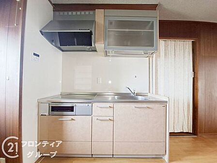 モダンなデザインのキッチンで、スタイリッシュな印象を与え、インテリアに調和します