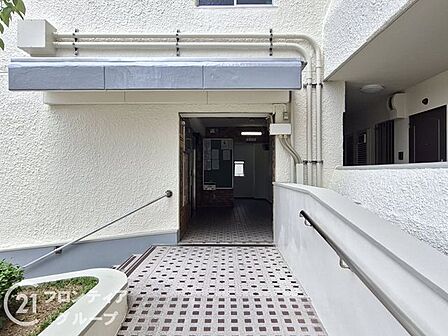 落ち着いた雰囲気のエントランスは、訪れる人に心安らぐ空間を提供し、温かく迎えてくれます!