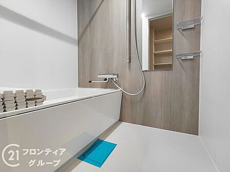 ゆったりと脚を延ばして、1日の疲れを癒せます。浴室乾燥機付きで湿気もこもりません