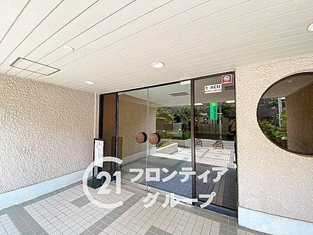 マンションのエントランスは、住まう方々を迎える洗練された空間です。日常の出入りを快適にするための工夫がされています。