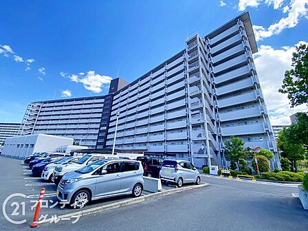 シンプルながらも存在感のあるマンション外観は、住む人を魅了し、日常に特別な時間をもたらします。都会的なデザインが魅力で、住む人に誇りを与える空間です。