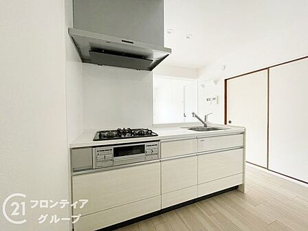 3口コンロ付きのキッチンは、調理の効率が良く、同時に多くの料理を作れる便利で機能的な空間です