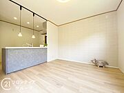 リビングは、家族や友人との時間を楽しむのに最適な広さです。快適な居住空間を提供します。