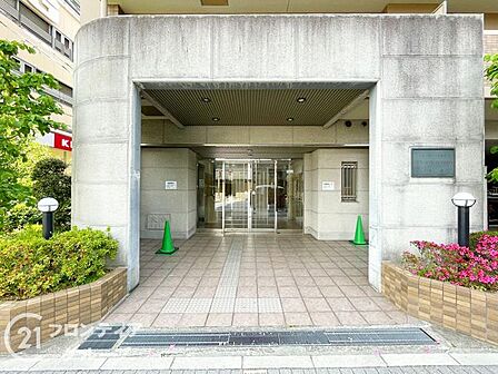 温かみのあるエントランスは、住む人を優しく迎え、訪れる人にも心地よい印象を与える魅力的な空間です!