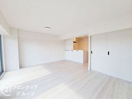 大きな窓から差し込む陽光が部屋全体を包み込み、明るく開放感に満ちたリビングを創り出しています。家族が集まる場所だからこそ、上質で温かみのある素材が映える洗練された空間に仕上げています