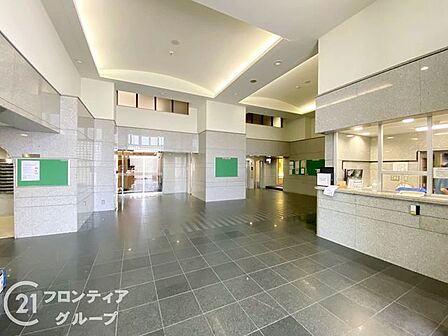 シンプルなロビーですが、住む人にとって居心地の良い空間を提供します
