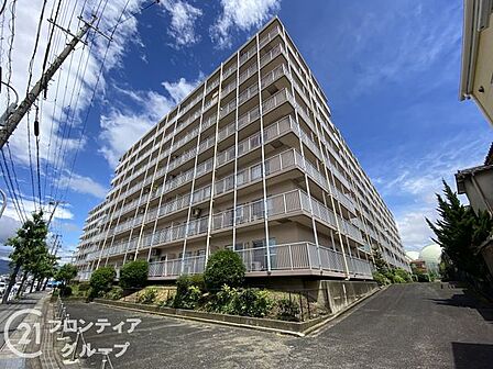 シンプルで洗練されたマンション外観は、住む人のセンスを引き立て、落ち着いた雰囲気を提供します。都会的なデザインが魅力で、住む人に誇りを与える空間です