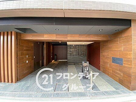 マンションのエントランスは、住まう方々を迎える洗練された空間です。日常の出入りを快適にするための工夫がされています。