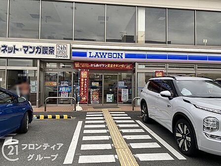 ローソン京都南区役所前店 徒歩5分。 330m