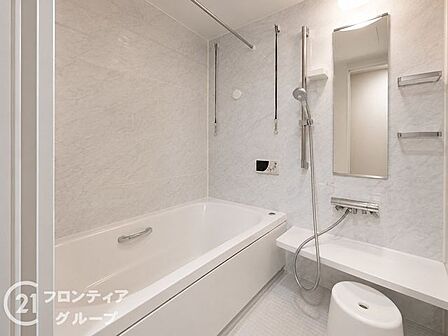 一日の疲れを優しく解き放つバスルームは、落ち着きのある気品漂うデザインです。充実した設備が整った清潔感のある空間で、自分を労わる至福のリラックスタイムをお過ごしいただけます