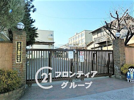 京都市立勧修小学校 徒歩8分。 970m