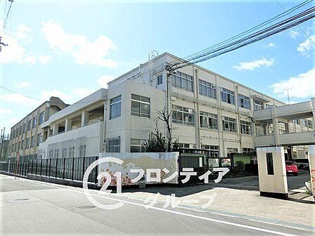 京都市立勧修中学校 徒歩8分。 560m