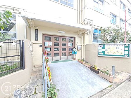 京都市立洛中小学校 徒歩8分。 600m