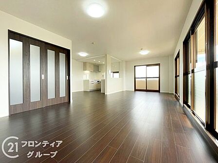 深い色合いのフローリングが落ち着いた上質感を醸し出す心地よいリビングですね！大きな開口部からたっぷりと自然光が降り注ぎ家族みんなの笑顔が集まる空間です
