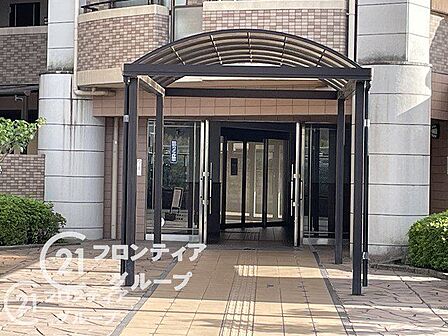 落ち着いた雰囲気のエントランスは、訪れる人に心安らぐ空間を提供し、温かく迎えてくれます！