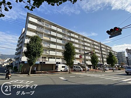 街のランドマークとして誇りを持てる堂々とした佇まいが魅力ですね。洗練されたデザインは帰宅するたびに充実した毎日を感じさせてくれます。落ち着いた色合いの外壁が都会の空に映え、日々の生活を優雅に彩ります
