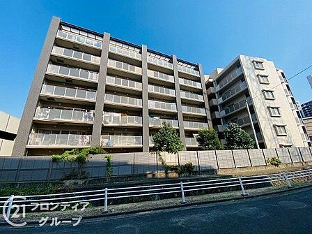 洗練されたデザインが目を引く佇まいは街のランドマークにふさわしい品格を漂わせます。毎日この場所に帰ってくる喜びを実感できる、落ち着きと高級感を兼ね備えた美しい外観デザインが魅力です