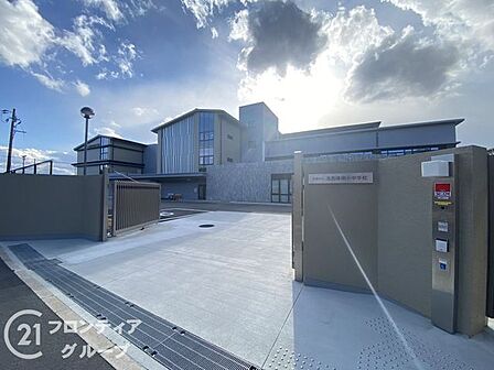 京都市立洛西陵明小中学校 徒歩11分。 880m