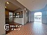 その他：柔らかな光が差し込む上質なロビー空間は、ゆったりとした時間が流れる居心地の良い場所ですね。温かみのあるデザインで、毎日の生活をより豊かに彩ってくれますね！