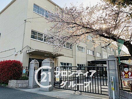 京都市立西京極中学校 徒歩8分。 610m