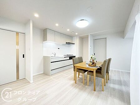 リフォーム済み!システムキッチン・ユニットバス・洗面化粧台・温水洗浄便座トイレ新規交換、クロス全室・フローリング貼替。宅配ボックス・独立洗面所・エレベーター付。広沢小学校まで徒歩約2分のマンションです