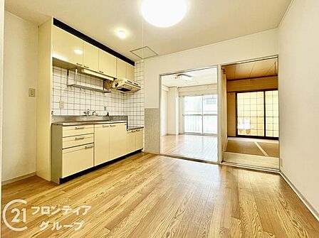 自然光がたっぷりと差し込む開放的なリビングは、家族が自然と集まる温かい場所です。木の温もりを感じるフローリングと広々とした間取りが、穏やかで上質な暮らしの基盤となります
