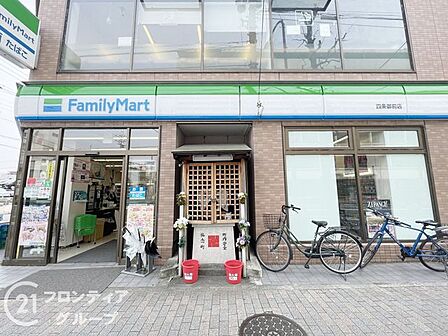ファミリーマート四条御前店 徒歩1分。 30m