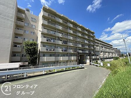 シンプルながらも存在感のあるマンション外観は、住む人を魅了し、日常に特別な時間をもたらします。都会的なデザインが魅力で、住む人に誇りを与える空間です