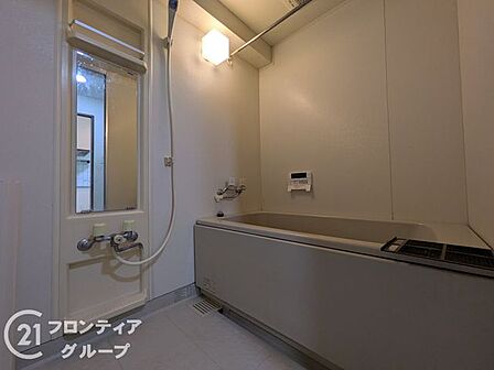 ゆったりと足を伸ばしてくつろげる広々とした浴槽が魅力的ですね!湿気対策もしっかりされており、丁寧に使われてきたことが伝わる綺麗なお風呂です 毎日のバスタイムが待ち遠しくなるような、心地よい場所ですね!