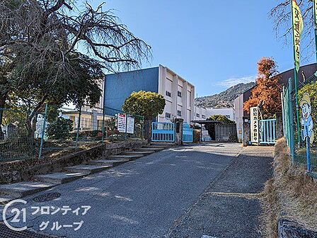 徒歩3分。大津市立志賀小学校は歴史の深い学校です。自然豊かでのびのび過ごす子供たちの自主性を尊重するカリキュラムも盛ん。少子化の今も勢いのある学校となっています。 230m