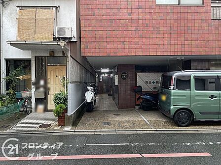 毎日通る場所だからこそ、美しさと機能性にこだわりたいですよね！洗練された意匠が施されたエントランスは、これから始まる上質な暮らしへの期待感を優しく高めてくれますね！
