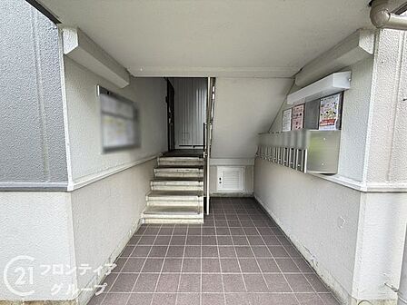 必要最低限の設備が整ったロビーで、実用性を重視した空間です