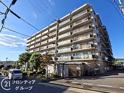 外観：青空に映える端正で落ち着いた色合いの外観フォルムが印象的ですね！住まう方のステイタスを高める上質なデザインが心地よい毎日を演出します