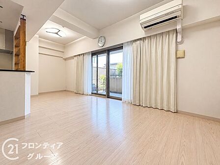 大きな開口部からたっぷりの自然光が差し込む明るく開放的なリビングですね！柔らかな色合いのフローリングが家族みんなの笑顔を温かく包み込みます