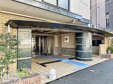 落ち着いた雰囲気のエントランスは、訪れる人に心安らぐ空間を提供し、温かく迎えてくれます!