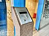 その他：天井にすっきりと配置された照明が広い空間を明るく包み込んでいます。開放感に満ちた心地よい共用スペースでゆったりとくつろげますね