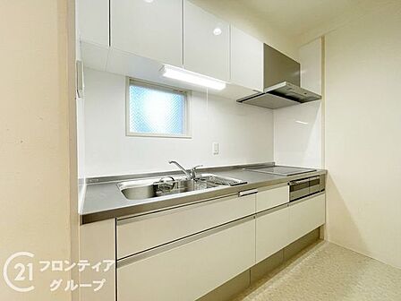 すっきりとした美しいシステムキッチンが日々の調理時間を楽しく彩りますね!手入れのしやすい便利な仕様で家族の笑顔が広がるお料理タイムをサポート