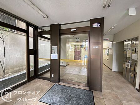 大きな窓から自然光が差し込む広々としたロビー空間はとても心地よい佇まいです。落ち着いた色合いの内装が上質さを演出し、帰宅した瞬間から穏やかな気持ちにさせてくれますね！