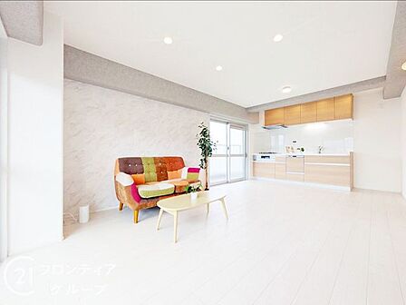 大きな開口部からたっぷりの光を取り込む心地よいリビング空間です!すっきりと整えられた明るい室内で家族の笑顔あふれる日常が楽しめますね!