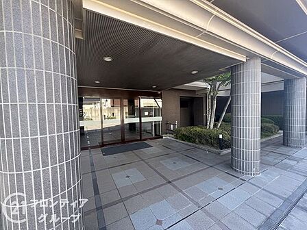 美しく磨き上げられた床面と重厚感のある壁面デザインが融合したエントランス空間です!内装リフォーム済みの綺麗な住まいへと続く明るく清潔感に満ちたアプローチが優しくあなたを迎えます