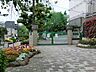 周辺：通学路は穏やかな住宅街の中の道なので、お子さんの通学も安心。