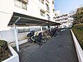 駐輪場は屋根付...