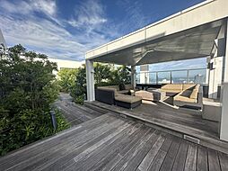 開放感あふれる屋上ソファラウンジ。まるでリゾートホテルのような寛ぎ空間。