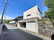 車庫上部には納屋もございます