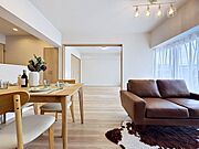 南向きバルコニーに面したリビングは一日を通して明るい日差しが差し込みます。
