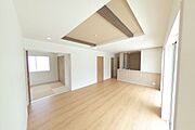 広々18帖のLDKは折上天井とアクセントクロスでおしゃれなリビングを演出します。リビング全体を見渡せる対面キッチンで小さなお子様のいらっしゃるご家庭にも安心です♪（中央市山之神　新築建売戸建）