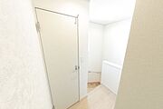 ●2階廊下●階段には手摺りが設置されておりますので昇降の際にも安心ですね♪（甲斐市志田　新築建売住宅）