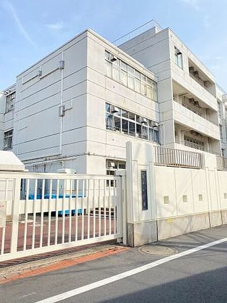 大田区立蒲田中学校昭和32年11月1日に開校し、今年度、開校62周年を迎える中学校 350m