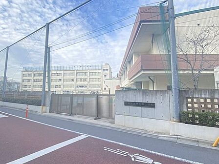 大田区立仲六郷小学校1957年11月1日に、大田区立西六郷小学校、大田区立新宿小学校から独立校として開校。かつては町工場の密集していた地域だが現在は閑静な住宅街の中にある。 350m